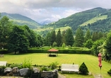 Auf der schönen Terrasse und im Garten können Sie wunderbar zur Ruhe kommen.