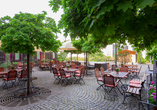 Verbringen Sie eine erholsame Zeit auf der Terrasse des Hotels.