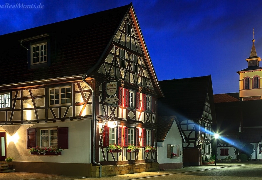 Außenansicht des Hotels am Abend