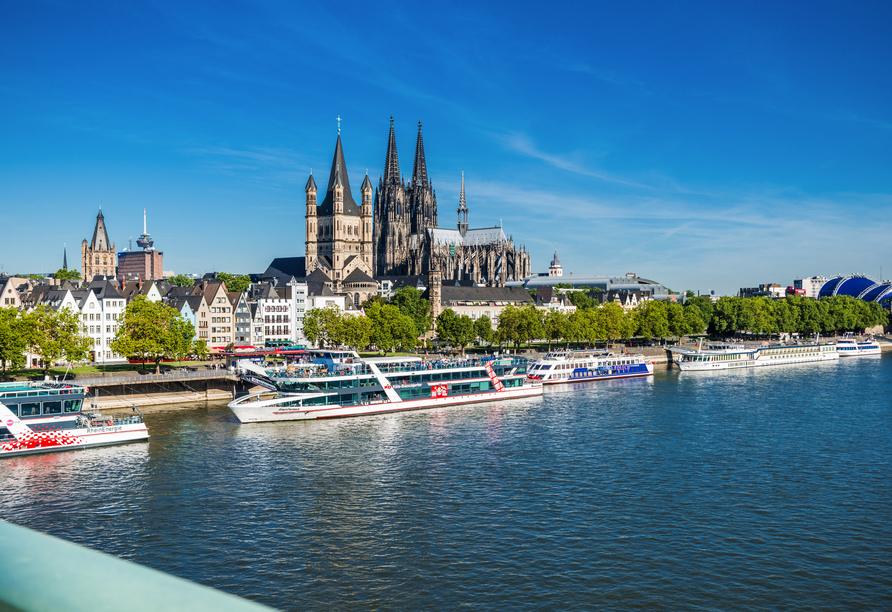 Nicht weit von Hilden entfernt lädt Köln mit dem beeindruckenden Dom zu einem Besuch ein.