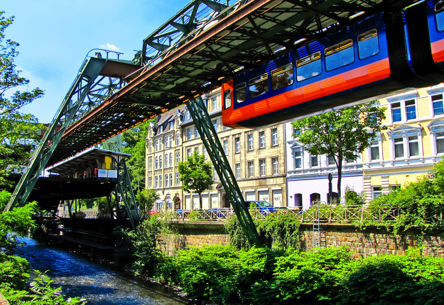 Ein Besuch in Wuppertal ist die perfekte Gelegenheit, die historische Schwebebahn hautnah zu erleben.