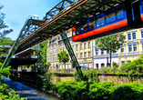 Ein Besuch in Wuppertal ist die perfekte Gelegenheit, die historische Schwebebahn hautnah zu erleben.