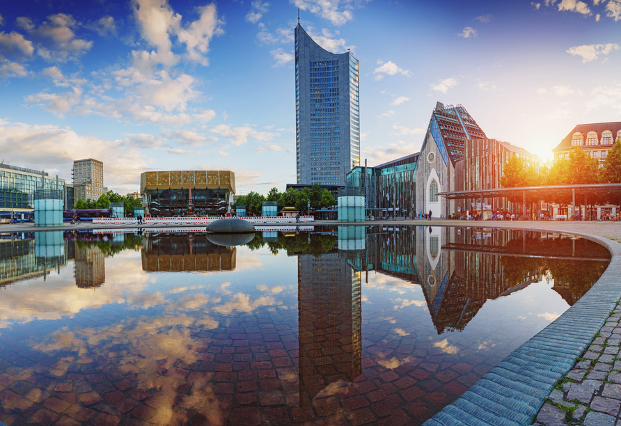 Der Sonnenuntergang taucht die Stadt in ein warmes Licht.