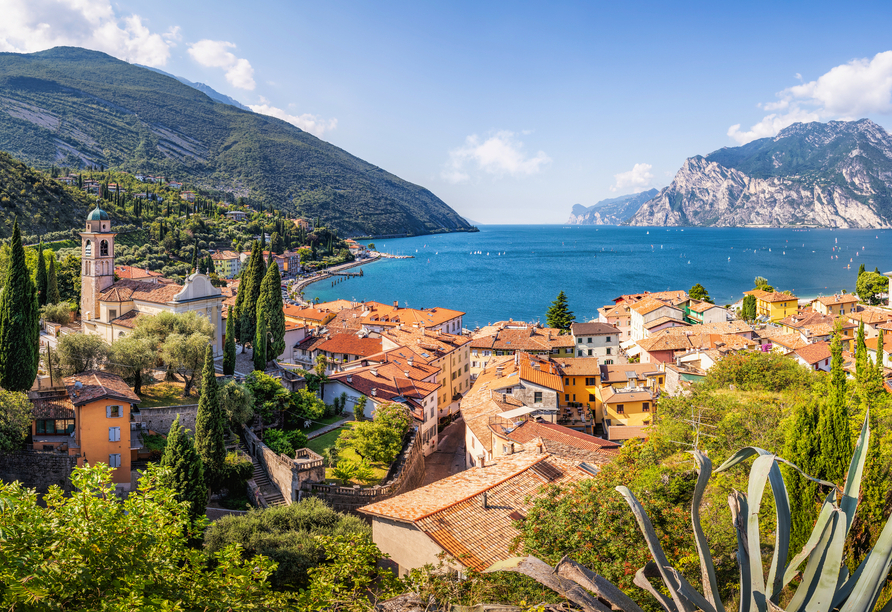 Torbole liegt direkt am Gardasee, nur wenige Kilometer von Arco entfernt.