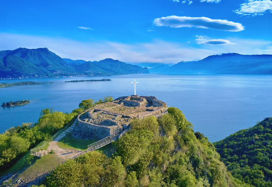 Der Rocca di Manerba ist ca. 1 km von Ihrem Hotel entfernt und bietet eine atemberaubende Aussicht über den Gardasee.