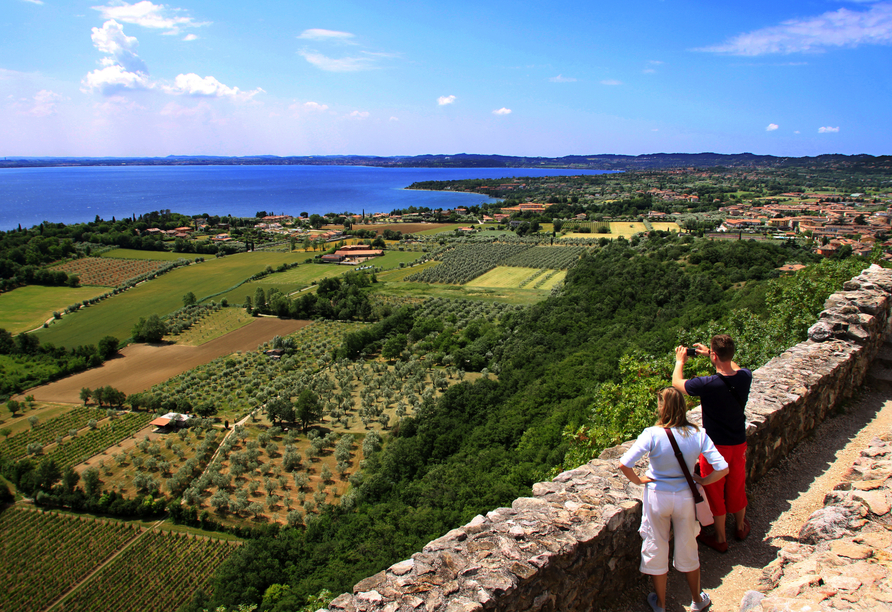 Bestaunen Sie die umliegende Landschaft auf dem Weg zum Rocca di Manerba.