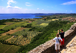 Bestaunen Sie die umliegende Landschaft auf dem Weg zum Rocca di Manerba.