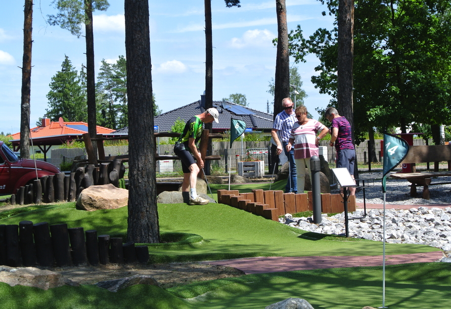 Versuchen Sie Ihr Glück beim Minigolf!