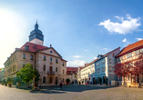 Schlendern Sie über den Neumarkt in Bad Langensalza. Hier haben Sie auch einen Blick auf das Rathaus.