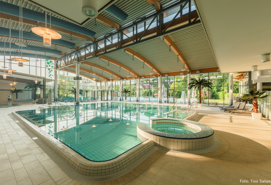 Ziehen Sie im Hallenbad der Friederiken Therme ein paar Bahnen.