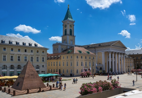 Der Marktplatz mit der Karlsruher Pyramide ist der bedeutendste Platz der Stadt.