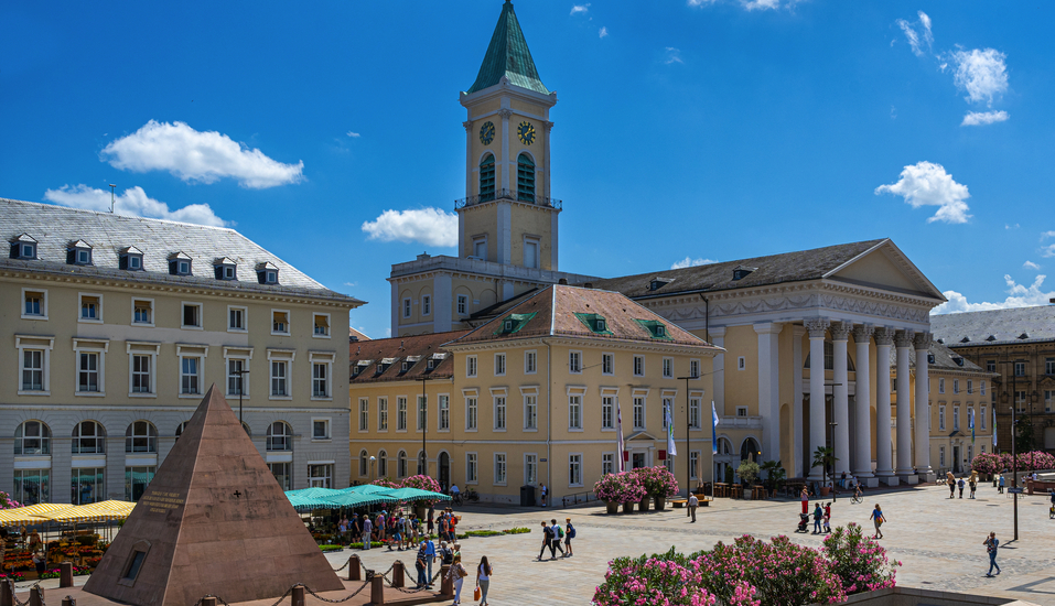 Der Marktplatz mit der Karlsruher Pyramide ist der bedeutendste Platz der Stadt.