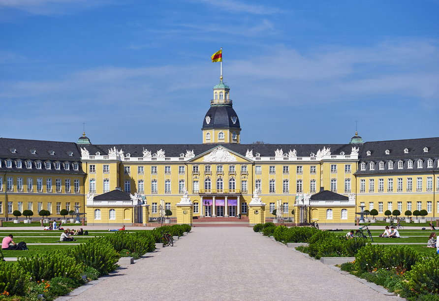 Das Barockschloss ist das Wahrzeichen von Karlsruhe.