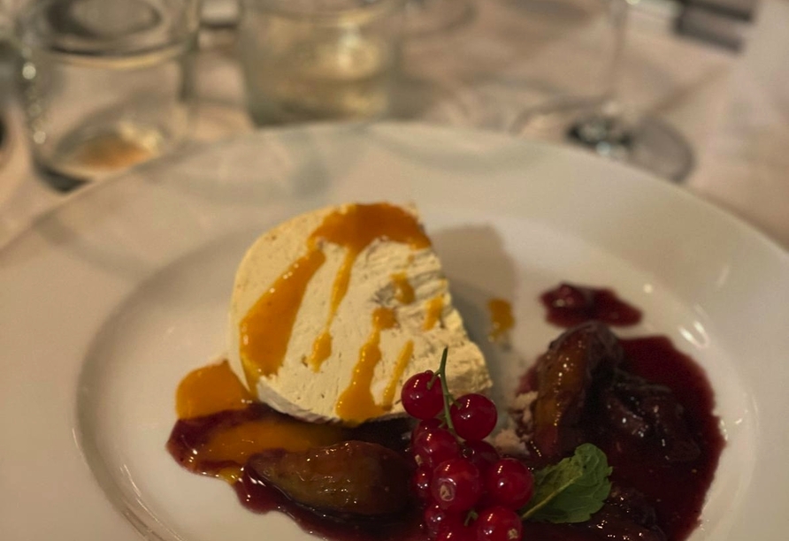 Im Hotelrestaurant werden köstliche Gerichte serviert.