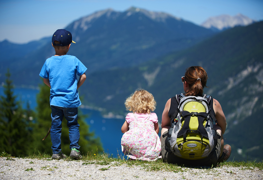 Erkunden Sie die wunderschöne Region bei einer Wanderung mit der gesamten Familie.