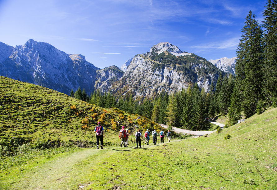 Rund um Ihr Hotel laden traumhafte Wanderwege zum Entdecken ein.