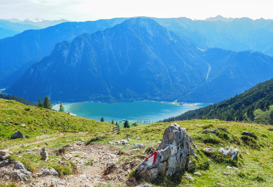 Genießen Sie die fantastische Aussicht auf den Achensee.