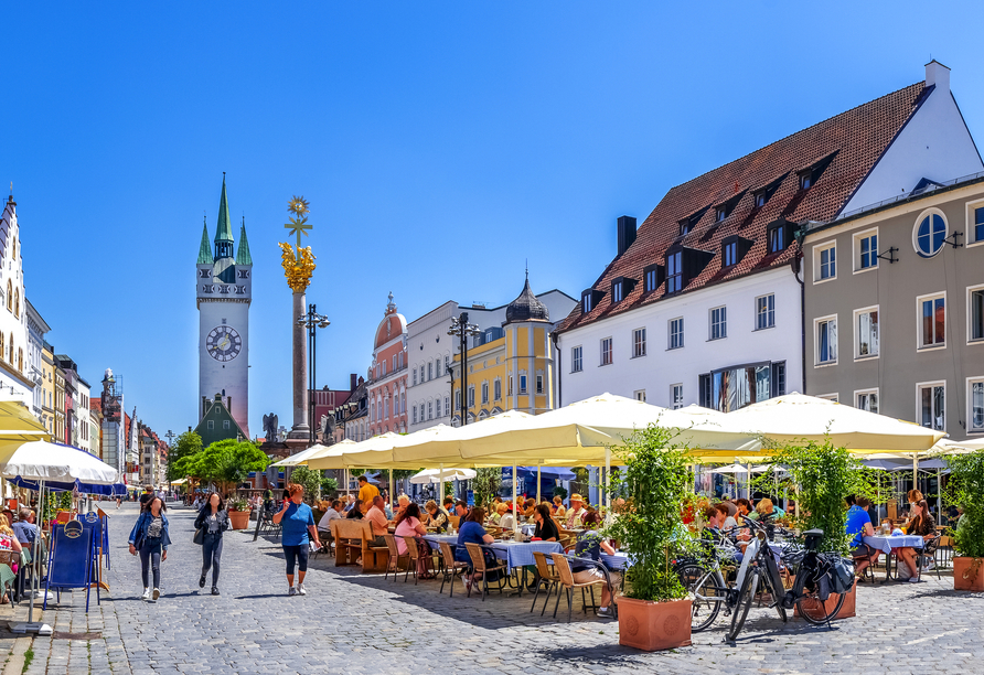 Lernen Sie die Umgebung kennen und besuchen Sie beispielsweise den Theresienplatz in Straubing.