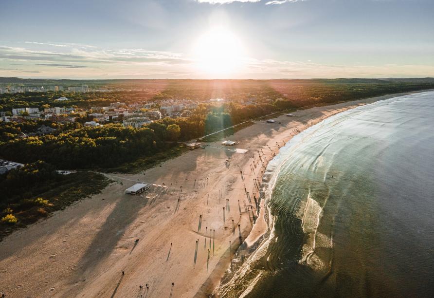 Genießen Sie in Swinemünde einen Sonnenuntergang über dem Meer.