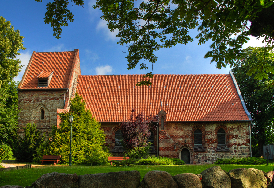 Die alte Feldsteinkirche in Koserow birgt im Inneren das sagenumwobene Vineta-Kreuz.