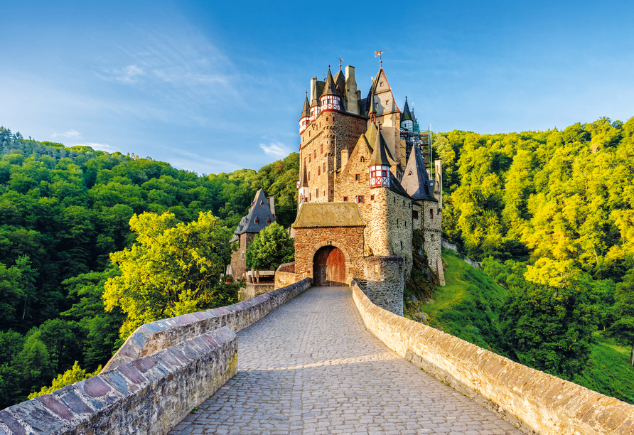 Besuchen Sie die Märchenburg Burg Eltz.