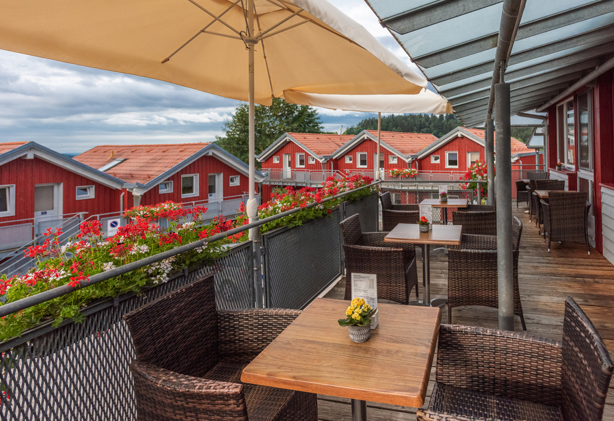 Nehmen Sie auf der schönen Restaurantterrasse Platz.