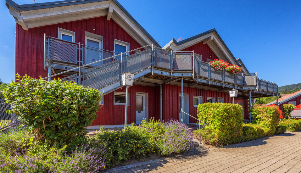 Genießen Sie einen angenehmen Aufenthalt im Village Hotel Bayerischer Wald, das wie ein kleines Dorf angeordnet ist.