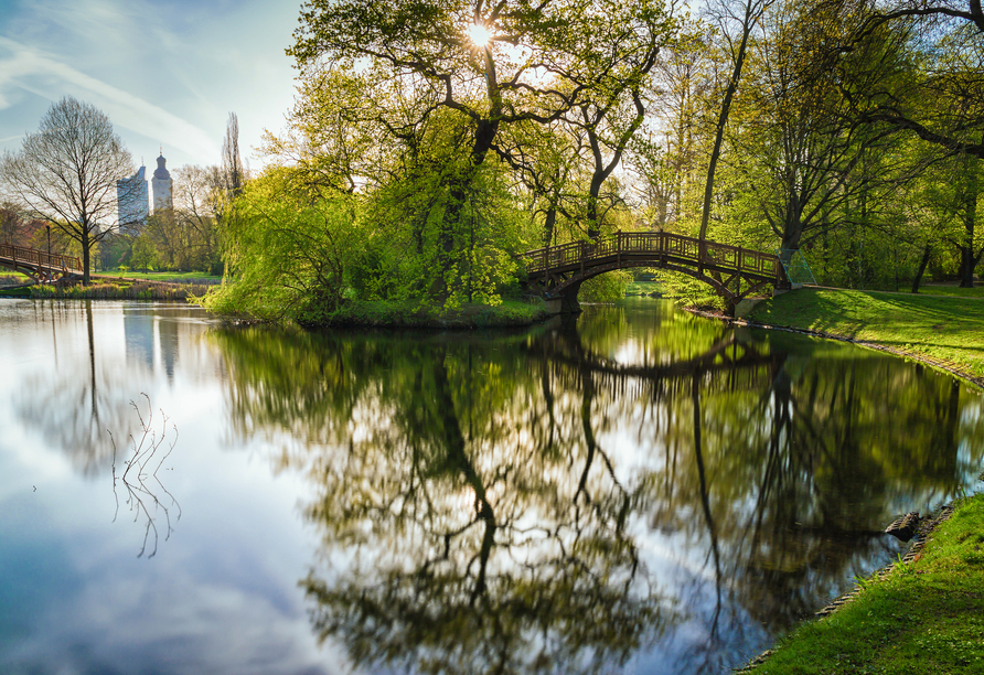 Der Johannapark in Leipzig lädt zu einer erholsamen Pause ein.