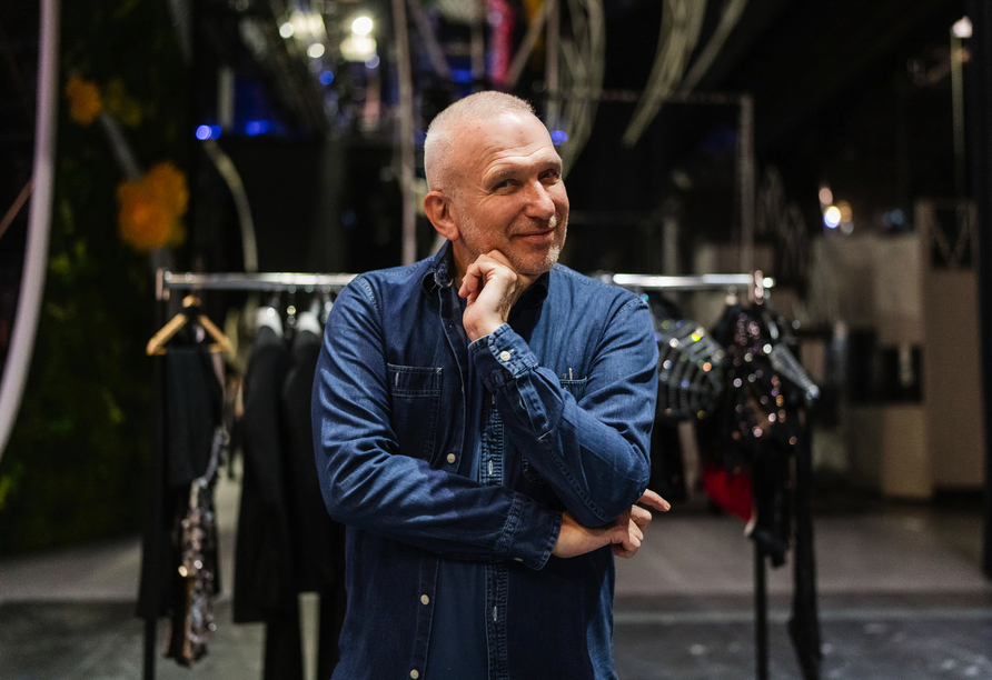 Der berühmte Modeschöpfer Jean Paul Gaultier kehrte als Visual Design Director, Kurator und Kostümdesigner in den Palast zurück.