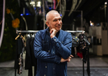 Der berühmte Modeschöpfer Jean Paul Gaultier kehrte als Visual Design Director, Kurator und Kostümdesigner in den Palast zurück.