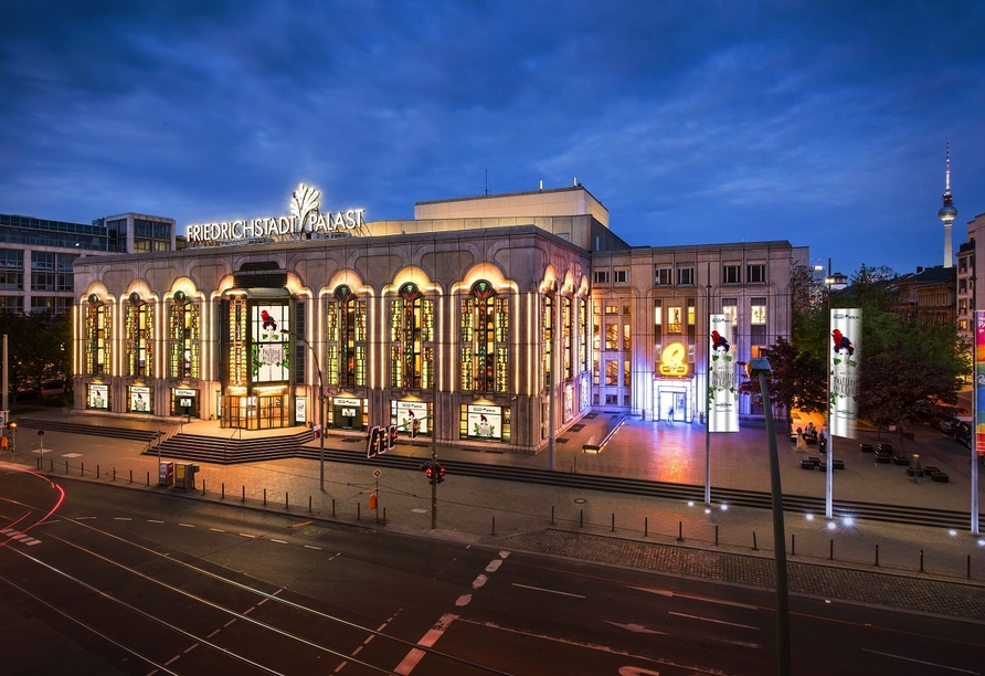 Das imposante Revue-Theater wird Sie beeindrucken.