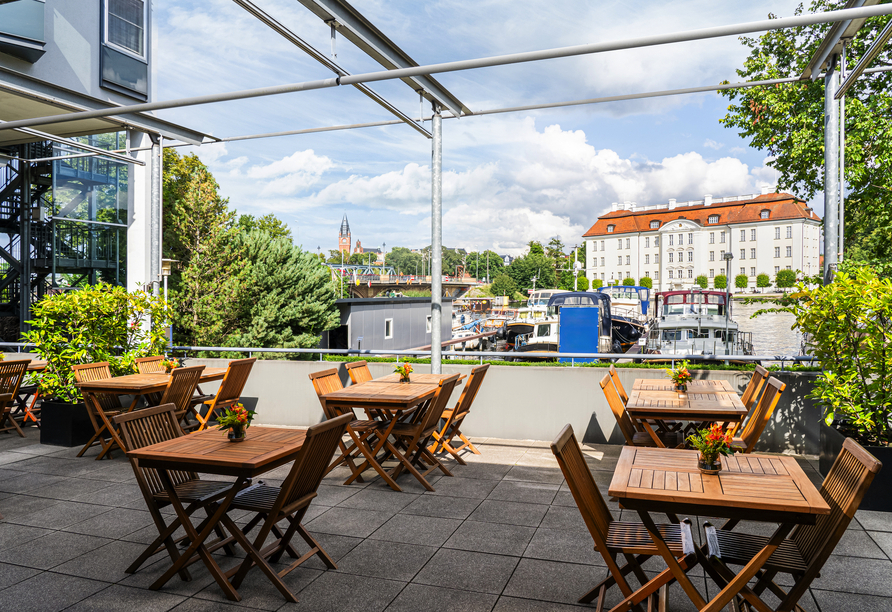 Von der Terrasse blicken Sie direkt auf das Schloss Köpenick.