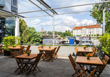 Von der Terrasse blicken Sie direkt auf das Schloss Köpenick.