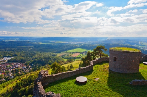 Singen begrüßt Sie in idyllischer Landschaft ganz in der Nähe der eindrucksvollen Burgruine Hohentwiel.