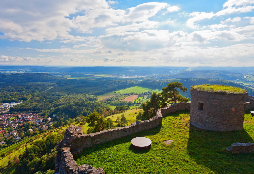 Singen begrüßt Sie in idyllischer Landschaft ganz in der Nähe der eindrucksvollen Burgruine Hohentwiel.