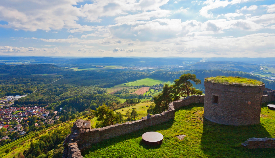 Singen begrüßt Sie in idyllischer Landschaft ganz in der Nähe der eindrucksvollen Burgruine Hohentwiel.