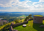 Singen begrüßt Sie in idyllischer Landschaft ganz in der Nähe der eindrucksvollen Burgruine Hohentwiel.