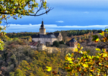 Burg Falkenstein liegt inmitten unberührter Natur.