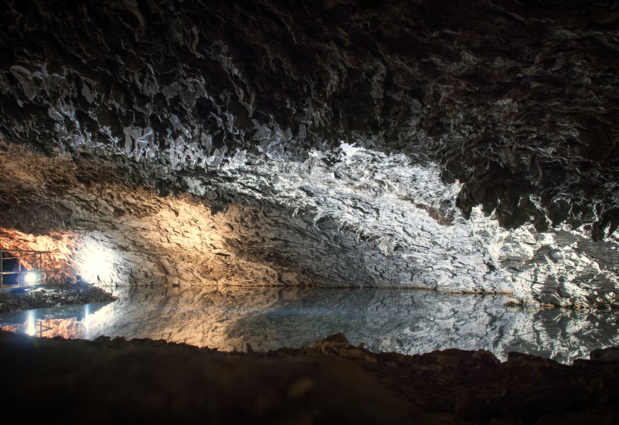 Tauchen Sie tief hinein und entdecken Sie die Barbarossahöhle.