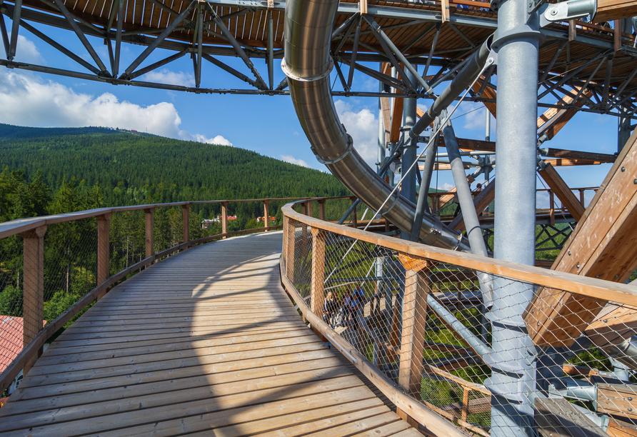 Der Aussichtsturm SKY WALK, der Weg in die Wolken, bietet seinen Besuchern fantastische Ausblicke!