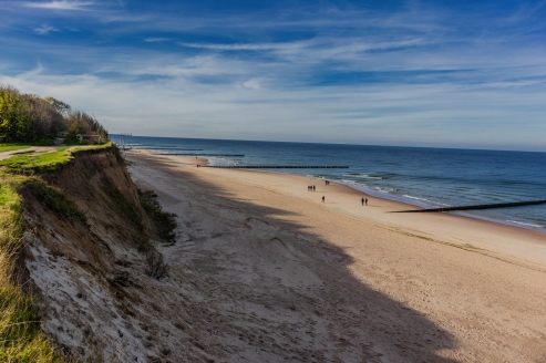 Machen Sie einen wunderschönen Strandspaziergang entlang der Polnischen Ostsee.