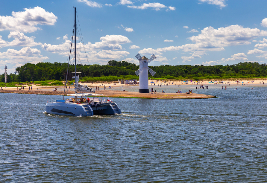 Das Wahrzeichen von Swinemünde, die Mühlenbake, und der belebte Strand