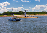 Das Wahrzeichen von Swinemünde, die Mühlenbake, und der belebte Strand