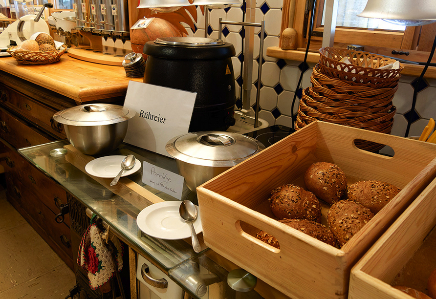 Genießen Sie am Morgen ein leckeres Frühstücksbuffet.