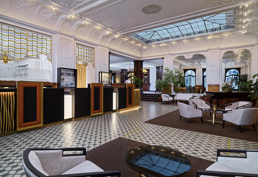 Lobby und Rezeption im Grand Hotel Kaiserhof Victoria