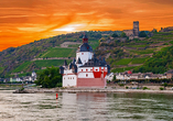 Die Burg Pfalzgrafenstein ist in der Abenddämmerung magisch anzusehen.