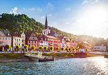 Sankt Goar am Rhein begeistert mit seiner Stiftskirche und der Burg Rheinfels.