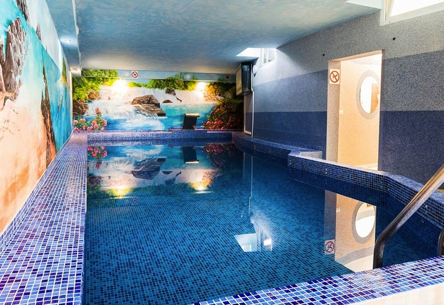 Wie wäre es mit ein paar Schwimmzügen im Hallenbad des Hotels?