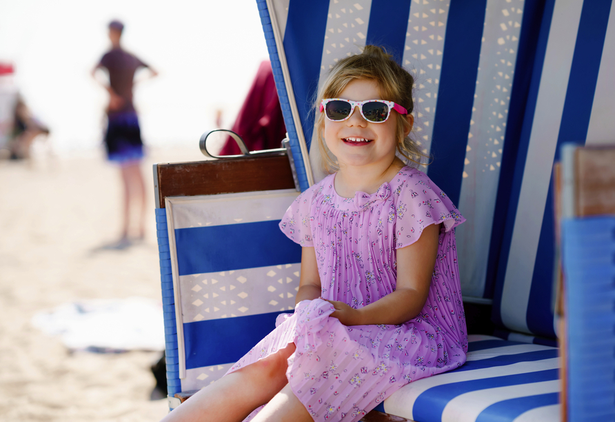 Mieten Sie einen Strandkorb für einen fröhlichen Strandtag mit der Familie.