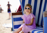 Mieten Sie einen Strandkorb für einen fröhlichen Strandtag mit der Familie.